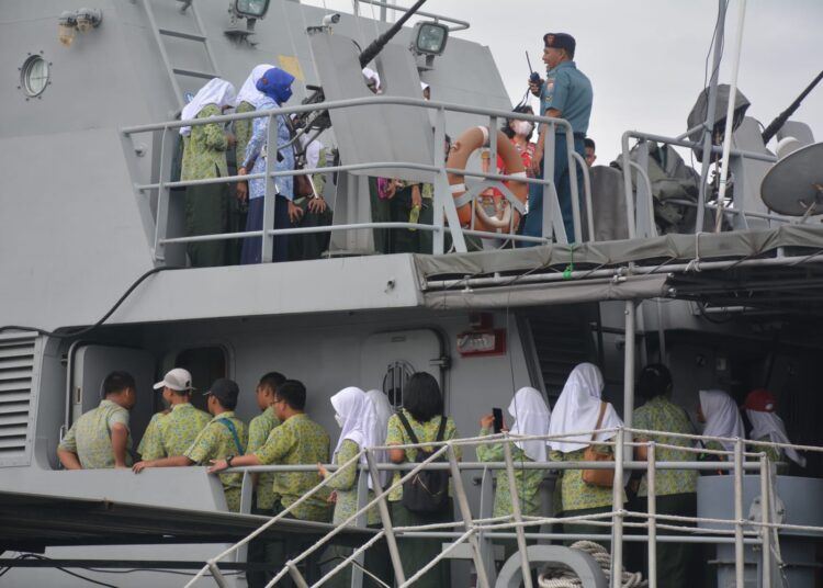Bangga! Generasi Muda Kunjungi Kapal Perang KAL Pulau Menjangan II-5-39