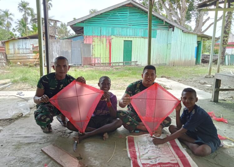 Satgas Yonif 132/BS Ajarkan Anak-Anak Membuat Layang-Layang Sendiri