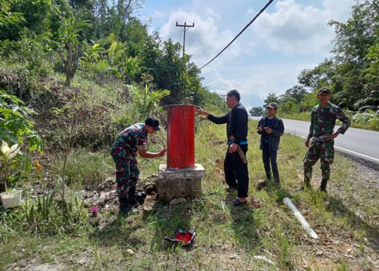 Satgas Pamtas Yonif 645/Gty Bersama Warga Karya Bakti Pembersihan dan Pengecatan Patok Batas Dusun