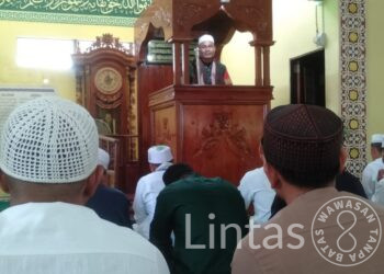 Babinsa Ajak Jamaah Jangan Tinggalkan Sholat Saat Menjadi Khatib