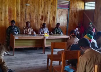 Wujudkan Kamtibmas Kondusif, Babinsa Koramil 1715-04/Okbibab Rapat Bersama Kadistrik Baru