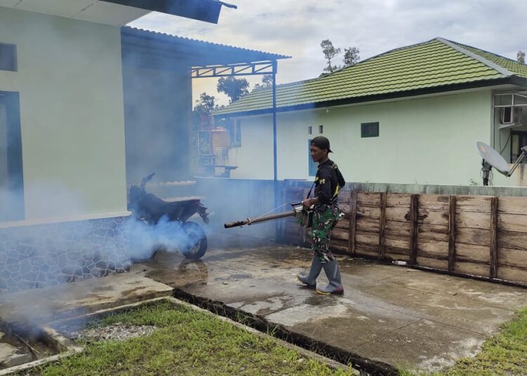 Cegah Malaria Dan DBD, Kodim 1715/Yahukimo Lakukan Fogging Perkantoran Dan Perumahan