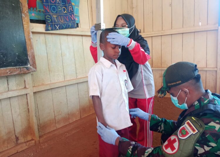 Perhatian Kesehatan Gizi Anak-anak Perbatasan, Satgas Pamtas Yonif 725/Wrg bekerjasama dengan Puskesmas Kombut Berikan Pelayanan di SD. YPPK. ST. Yohanes Kombut