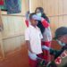 Perhatian Kesehatan Gizi Anak-anak Perbatasan, Satgas Pamtas Yonif 725/Wrg bekerjasama dengan Puskesmas Kombut Berikan Pelayanan di SD. YPPK. ST. Yohanes Kombut