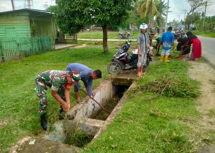 Koptu Bambang Armansyah, Babinsa Koramil 05/Idr Besama Warga Gotong Royong Membersihkan Parit