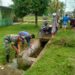 Koptu Bambang Armansyah, Babinsa Koramil 05/Idr Besama Warga Gotong Royong Membersihkan Parit