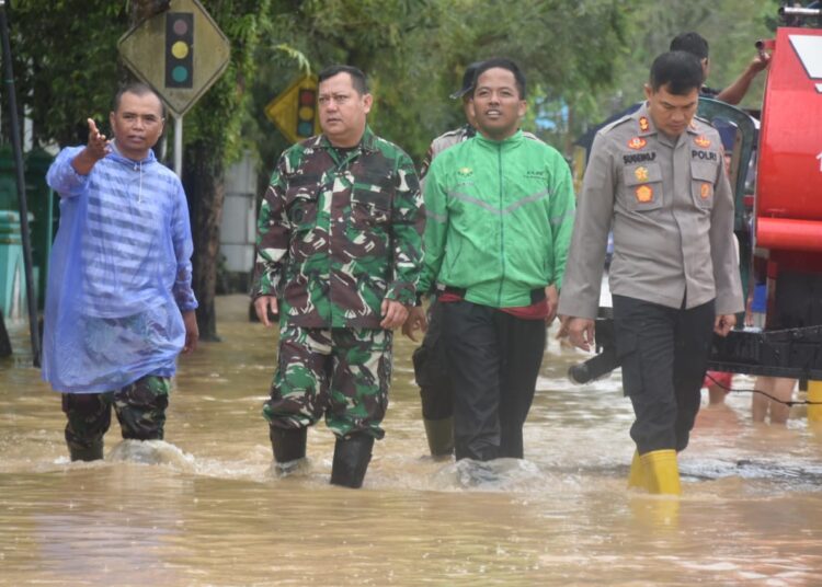 Gerak Cepat TNI Polri dan Pemerintah Daerah Pantau Banjir Serta Berikan Bantuan Kemasyarakat Kab. HSS
