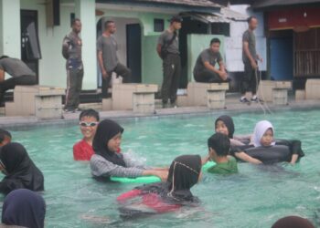 Yonif Raider 300/Bjw Membantu Anak-anak Korban Gempa Untuk Melaksanakan Trauma Healing (berenang) Pasca Gempa Cianjur.