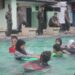 Yonif Raider 300/Bjw Membantu Anak-anak Korban Gempa Untuk Melaksanakan Trauma Healing (berenang) Pasca Gempa Cianjur.