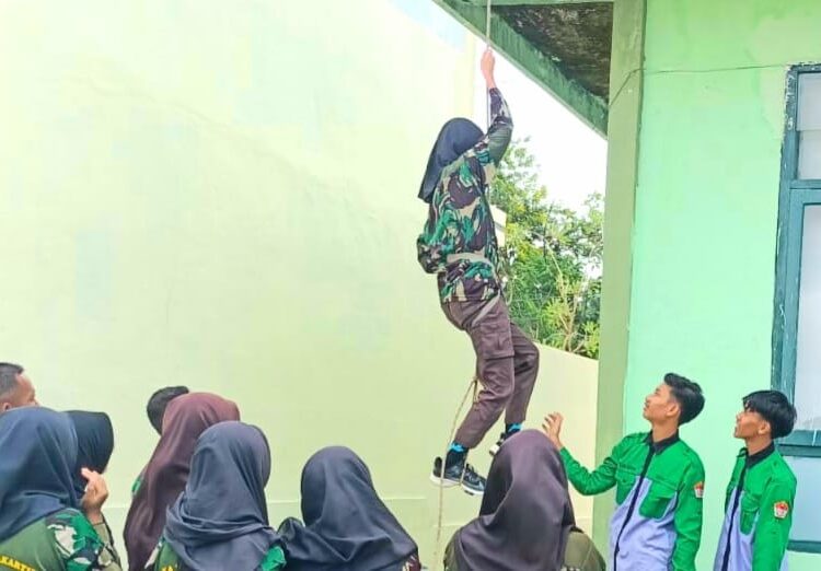 Saka Wira Kartika Lewati Rintangan Jurang, Babinsa Koramil 0811/20 Grabagan Bekali Mental Fisik