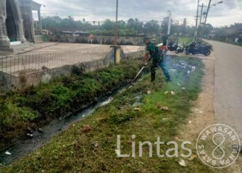 Tak Kenal Libur, Babinsa Koramil 14/Rantau Peureulak Motivasi Warga Bergotong-royong