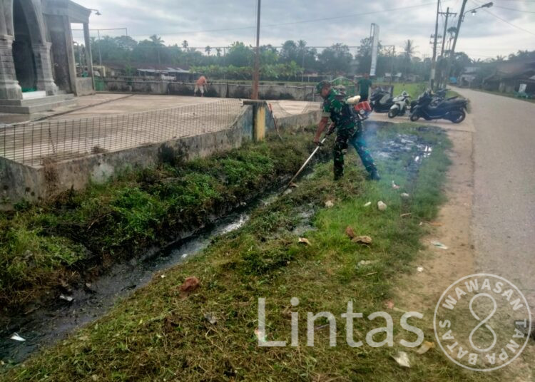 Tak Kenal Libur, Babinsa Koramil 14/Rantau Peureulak Motivasi Warga Bergotong-royong