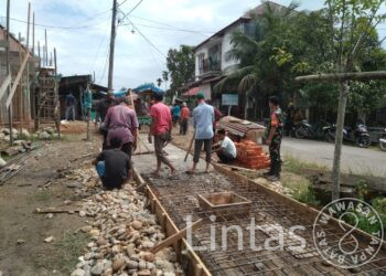 Wujud Kepedulian,Serka Atis Setiana Babinsa Koramil 04/Plk Bersama Warga Membantu Pembuatan Jalan meunasah