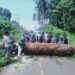 Urai Kemacetan Akibat Pohon Tumbang di Tengah Jalan, Danki SSK 4 Dumdum Satgas Pamrahwan Yonarhanud 3/YBY Bantu Buka Jalan