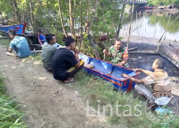 Keakraban Koptu Wahyudi Babinsa Rantau Panjang, Dengan Pengrajin Perahu Kayu