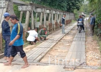 Koramil 1204-18/Ng.Mahap Gotong Royong Perbaiki Jembatan Sungai Batu