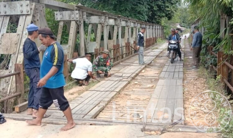 Koramil 1204-18/Ng.Mahap Gotong Royong Perbaiki Jembatan Sungai Batu