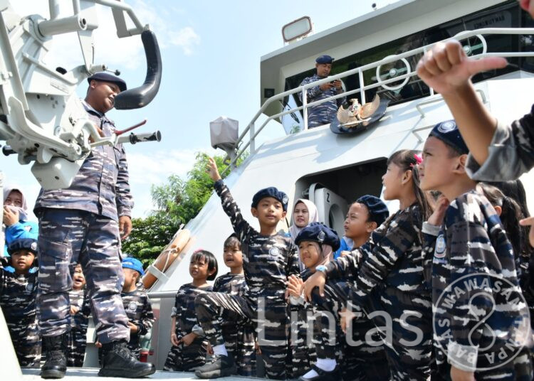 Kenalkan Alutsista TNI AL, KAL Rajegwesi II-5-40 Terima Kunjungan Edukasi Bahari TK Hang Tuah 21 Banyuwangi.
