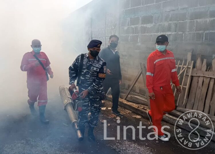 Cegah DBD, Babinpotmar Lanal Banyuwangi Bersama Forkopimca Laksanakan Fogging di Jangkar