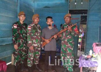 Warga Soetabaru Serahkan Senjata Organik Jenis Arisaka Beserta Munisi Ke Satgas Pamrahwan Yonarhanud 3 YBY