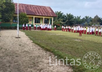 Pimpin Upacara, Babinsa Armada Aryanto Ingatkan Siswa SDN 1 Julok Rayeuk Selatan Selalu Patuhi Orang Tua dan Guru