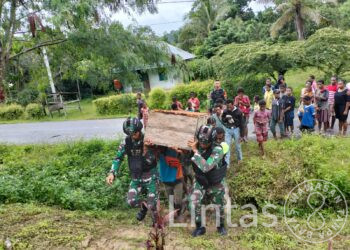 Implementasi Kepedulian Antar Sesama, Satgas Pamtas Yonif 132/BS Bantu Prosesi Pemakaman Masyarakat