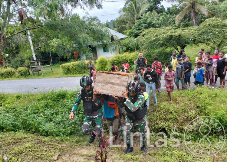 Implementasi Kepedulian Antar Sesama, Satgas Pamtas Yonif 132/BS Bantu Prosesi Pemakaman Masyarakat