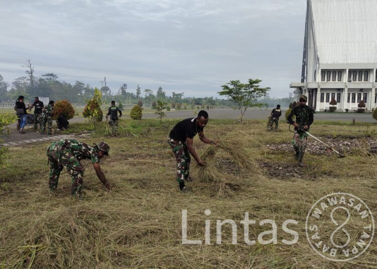 Kodim 1715/Yahukimo Ajak Jemaat Bersihkan Gereja GKI Metanoia Dekai