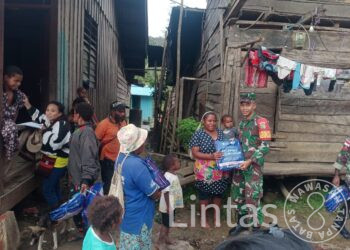 Cegah Malaria, Koramil 1715-01/Oksibil Bersinergi Dengan Puskesmas Bagikan Kelambu