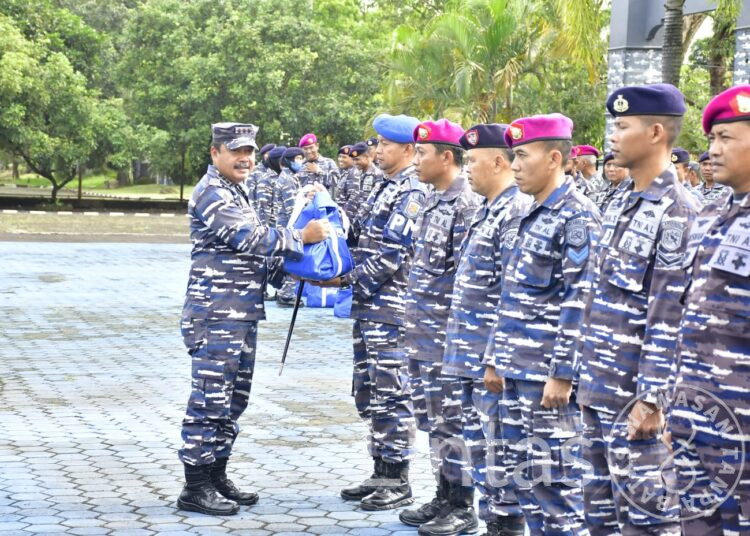 Sebagai Bentuk Perhatian, Danlanal Cilacap Berikan Sembako kepada Prajurit
