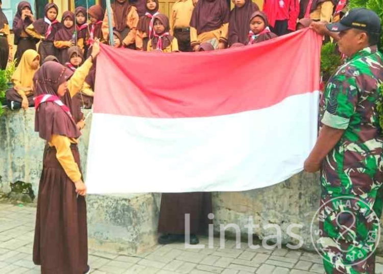 Siswa-Siswi SDN Di Gembleng Babinsa Koramil 07 Soko Tentang Tata Cara Upacara Bendera Merah Putih