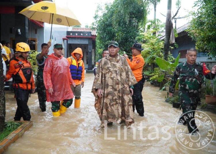 Dandim 0605/Subang Bersama Unsur Forkopimda, Tinjau Lokasi Banjir Dan Berikan Bantuan Kemanuasiaan