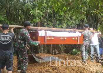 Wujud Empati dan Peduli, Satgas Pamtas Yonif 645/Gardatama Yudha Bantu Prosesi Pemakaman Warga Perbatasan