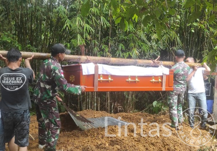 Wujud Empati dan Peduli, Satgas Pamtas Yonif 645/Gardatama Yudha Bantu Prosesi Pemakaman Warga Perbatasan