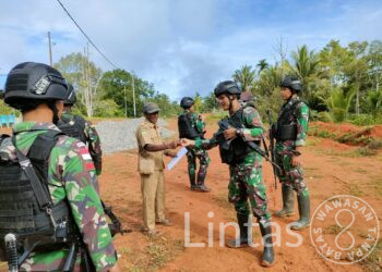 Wujudkan Kemanunggalan TNI-Rakyat, Satgas Pamtas RI-PNG Yonif 725/Wrg, Silaturahmi Dengan Masyarakat Kp. Amuan.
