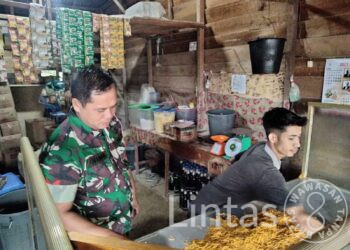 Motivasi Pelaku UMKM, Babinsa Sulaiman Sambangi Penjual Mie Tradisional
