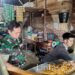 Motivasi Pelaku UMKM, Babinsa Sulaiman Sambangi Penjual Mie Tradisional