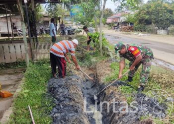 Cegah Penyakit,Serda Ibnu Sina Babinsa Koramil 07/Julok Bersama Warga Gotong Royong Membersihkan Parit