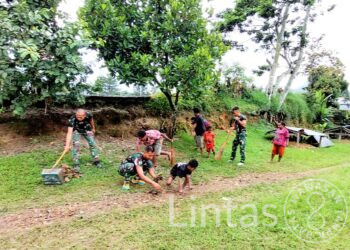 Ajak Warga, Satgas YR 142/KJ Sadarkan bahwa Bersih Itu Indah