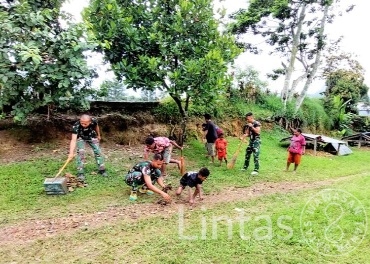 Ajak Warga, Satgas YR 142/KJ Sadarkan bahwa Bersih Itu Indah