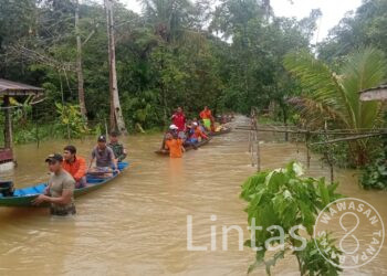 Satgas Pamtas Yonif 645/GTY Bantu Evakuasi Warga Terdampak Banjir dan Bagikan Bantuan Sembako