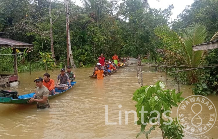 Satgas Pamtas Yonif 645/GTY Bantu Evakuasi Warga Terdampak Banjir dan Bagikan Bantuan Sembako
