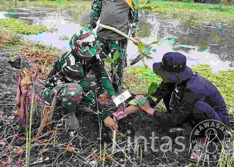 Lestarikan Alam Tuban, Koramil 0811/08 Widang Tanam Pohon Bersama Masyarakat