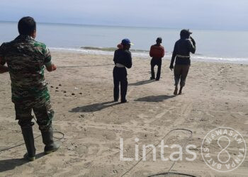 Bantu Tarik Pukat Ikan, Babinsa Ingatkan Nelayan Jaga Kelestarian Laut