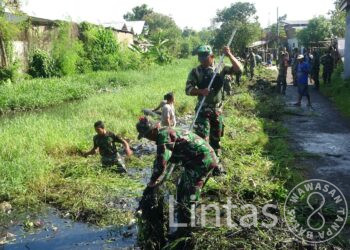Cegah Banjir, TNI Polri Kota Pekalongan Bersama Masyarakat Bersihkan Sampah Dan Enceng Gondok