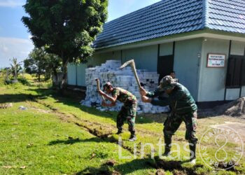 Wujudkan Keamanan, Babinsa Gotong Royong Membangun Pagar kantor Koramil 0811/17 Senori Tuban