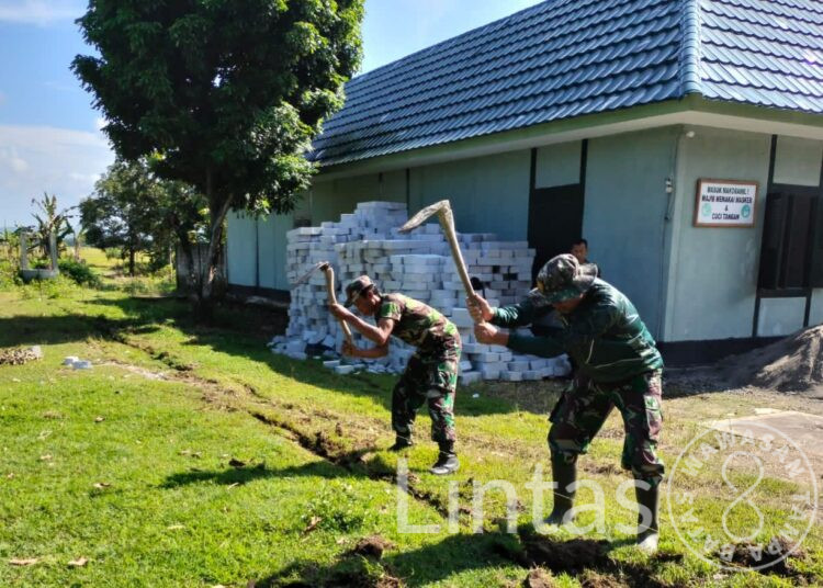Wujudkan Keamanan, Babinsa Gotong Royong Membangun Pagar kantor Koramil 0811/17 Senori Tuban