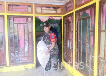 Sigap Babinsa Dungun Laut Rela Basah Demi Bantu Angkat Barang Warga Ketempat Yang Lebih Tinggi