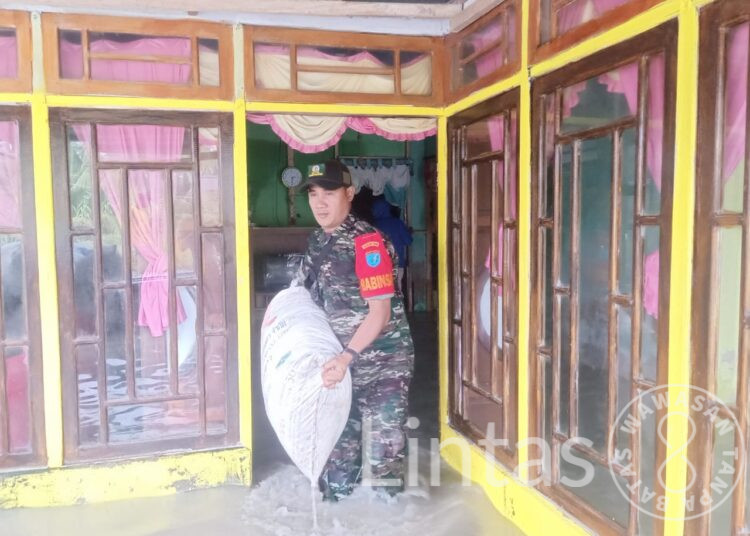 Sigap Babinsa Dungun Laut Rela Basah Demi Bantu Angkat Barang Warga Ketempat Yang Lebih Tinggi