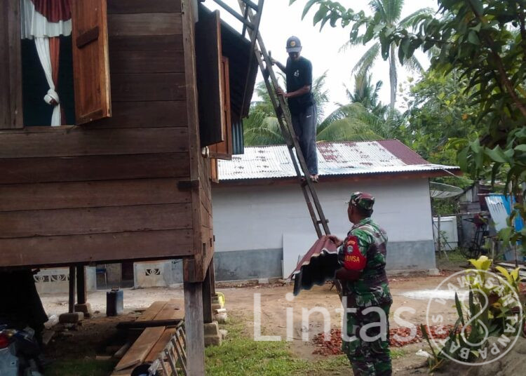 Kebersamaan,Sertu Abdullah Babinsa Koramil 05/Idr Gotong Royong Bantu Bangun Rumah Warga